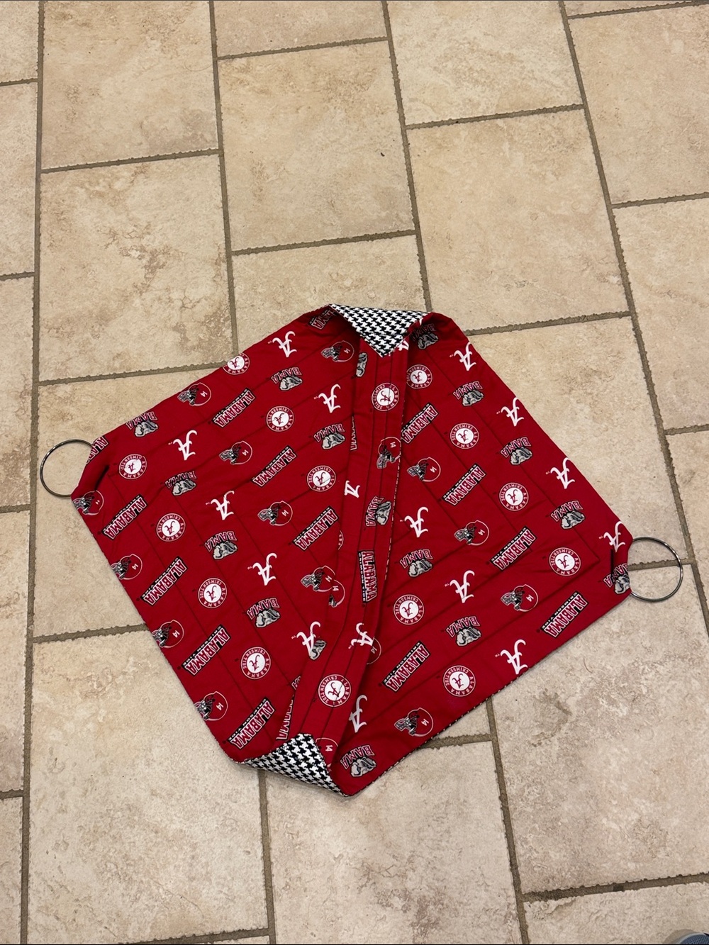 University of AlabamaQuilted casserole carrying helper. Perfect for tailgating.